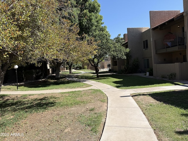 5525 E Thomas Rd Unit C2, Phoenix, AZ 85018 - view of home's community with a lawn