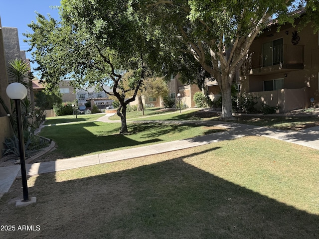 5525 E Thomas Rd Unit C2, Phoenix, AZ 85018 - surrounding community with a lawn