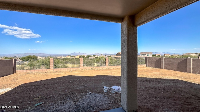 view of yard featuring a mountain view