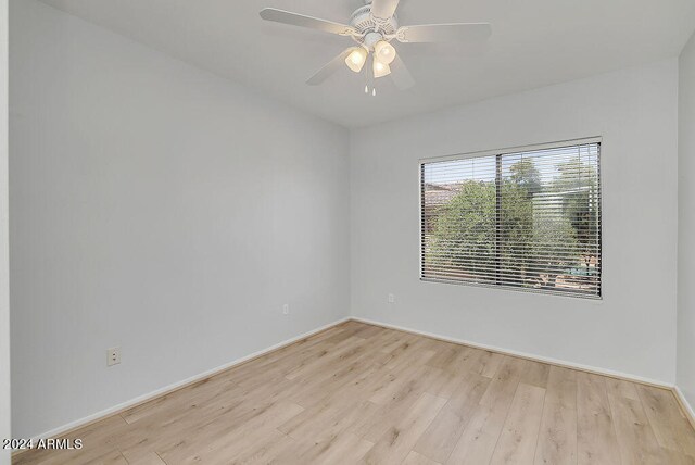 empty room featuring light hardwood / wood-style floors and ceiling fan