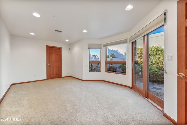 unfurnished room featuring a healthy amount of sunlight and carpet floors