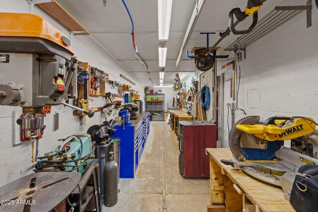 10975 E Janet Way, Dewey, AZ 86327 - interior space with a workshop area