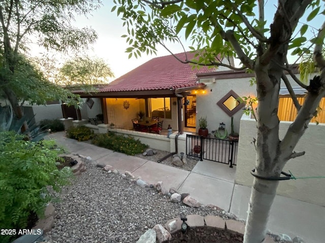 13636 N Hamilton Dr Unit 101, Fountain Hills, AZ 85268 - back of property with a gate, a fenced front yard, stucco siding, and a tiled roof