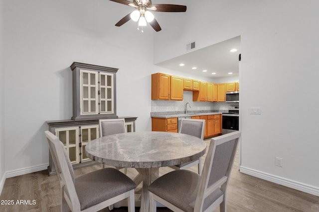 13636 N Hamilton Dr Unit 101, Fountain Hills, AZ 85268 - dining room featuring baseboards, a ceiling fan, light wood-style flooring, and visible vents