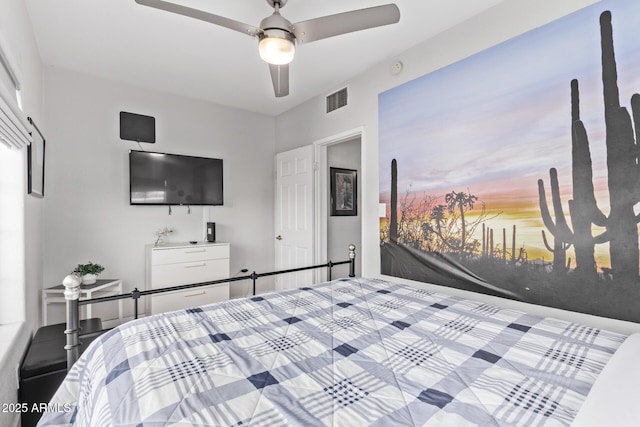 bedroom with ceiling fan