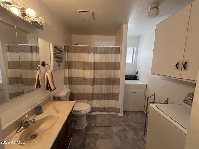 full bath featuring visible vents, toilet, curtained shower, vanity, and separate washer and dryer