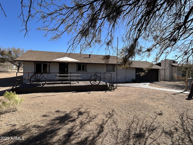 view of front of house with a garage and driveway