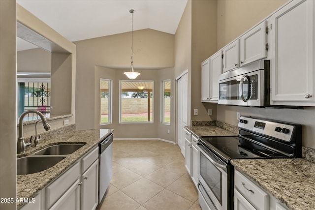 662 S Saddle St, Gilbert, AZ 85233 - kitchen featuring stainless steel appliances, a sink, white cabinets, pendant lighting, and vaulted ceiling