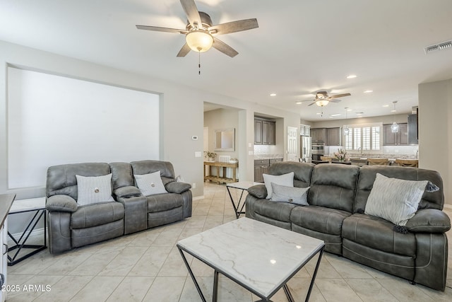 living room featuring recessed lighting, visible vents, ceiling fan, and baseboards