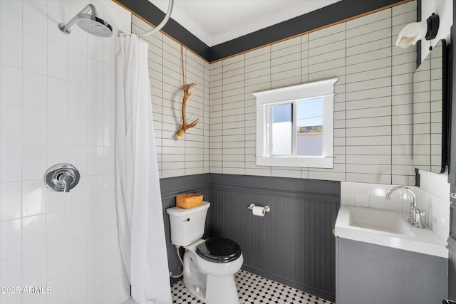 905 E Coronado Rd, Phoenix, AZ 85006 - full bath featuring crown molding, toilet, vanity, tiled shower, and wainscoting