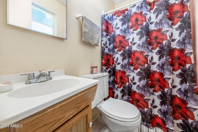 bathroom with a shower with shower curtain, vanity, and toilet