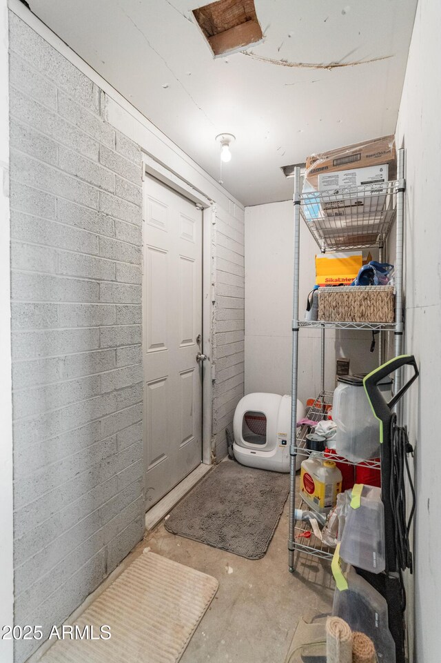 3806 N 64th Dr, Phoenix, AZ 85033 - bathroom with concrete flooring