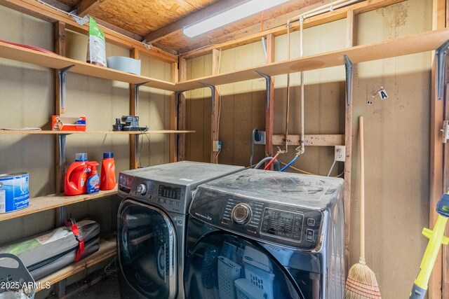 3806 N 64th Dr, Phoenix, AZ 85033 - laundry room with washing machine and clothes dryer