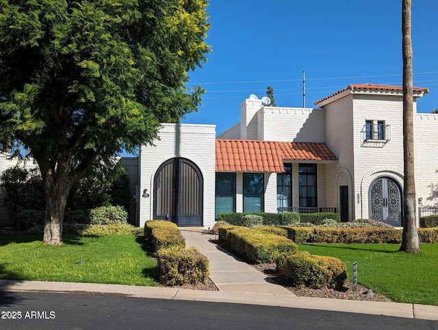 view of front of property featuring a front yard