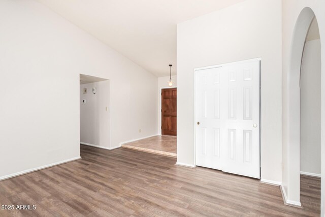 16638 N 46th Ln, Glendale, AZ 85306 - interior space featuring arched walkways, wood finished floors, baseboards, and lofted ceiling