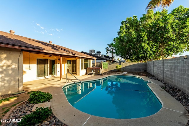 16638 N 46th Ln, Glendale, AZ 85306 - view of pool with a fenced in pool, a patio, a fenced backyard, and a hot tub