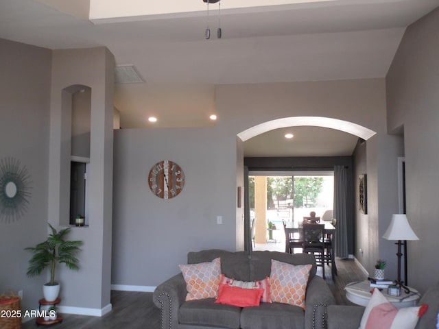 1333 N Higley Rd Unit 7, Mesa, AZ 85205 - living room featuring arched walkways, wood finished floors, baseboards, and recessed lighting