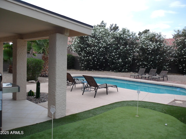 1333 N Higley Rd Unit 7, Mesa, AZ 85205 - swimming pool featuring an area to practice putting, a patio area, and a fenced backyard