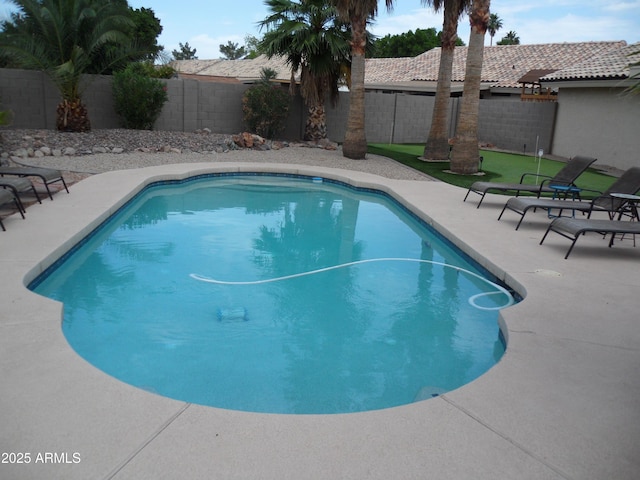 1333 N Higley Rd Unit 7, Mesa, AZ 85205 - view of swimming pool with a fenced backyard and a patio area