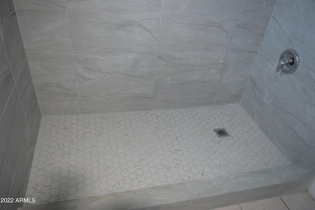 bathroom featuring tiled shower