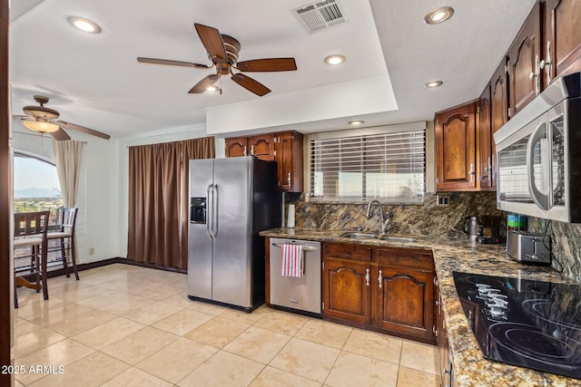 11237 N 15th Ln, Phoenix, AZ 85029 - kitchen with stainless steel appliances, a sink, a ceiling fan, tasteful backsplash, and recessed lighting