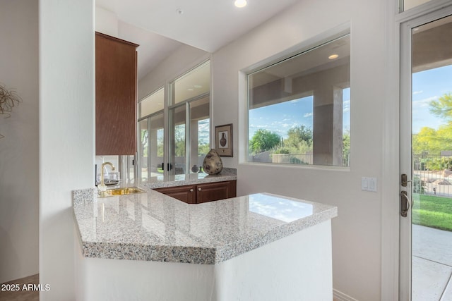 bar featuring a sink and recessed lighting