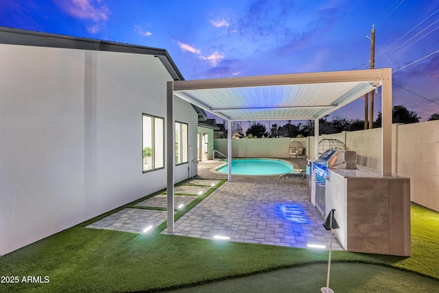 8430 E Fairmount Ave, Scottsdale, AZ 85251 - view of pool featuring a fenced backyard, a patio area, and exterior kitchen