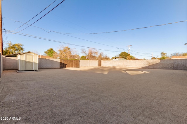 view of yard featuring a storage shed