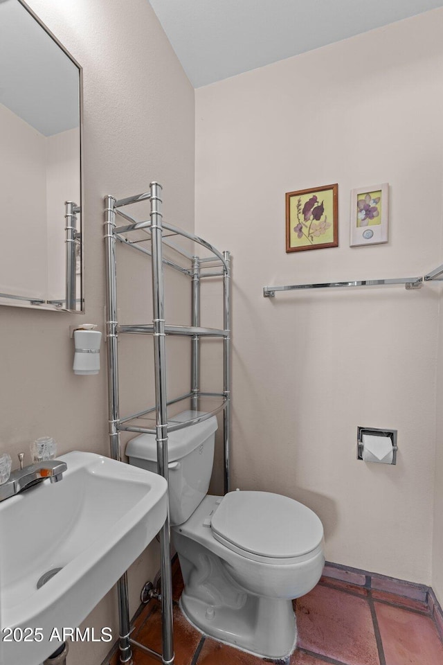 637 Chaparral Rd, Wickenburg, AZ 85390 - bathroom with toilet, baseboards, and a sink