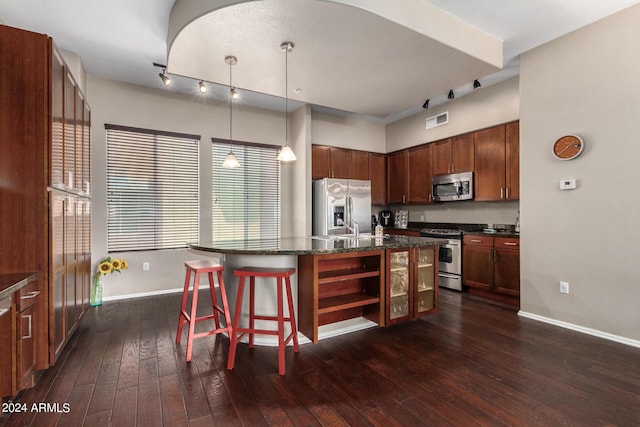 6745 N 93rd Ave Unit 1129, Glendale, AZ 85305 - kitchen featuring stainless steel appliances, dark wood-style flooring, a kitchen island with sink, a kitchen breakfast bar, and pendant lighting