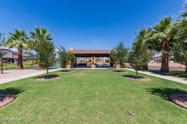 view of front of property featuring a front lawn