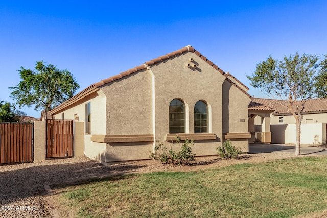 view of front of home featuring a patio and a front yard