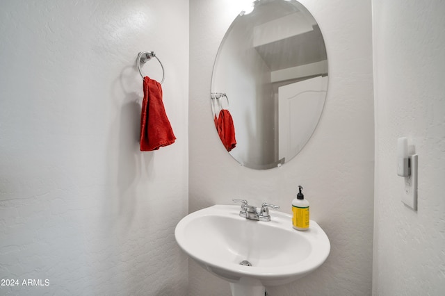 bathroom featuring sink