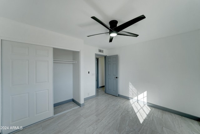 unfurnished bedroom featuring ceiling fan and a closet