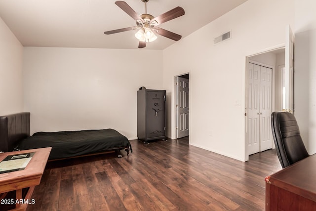 bedroom with a ceiling fan, dark wood-style floors, visible vents, and baseboards