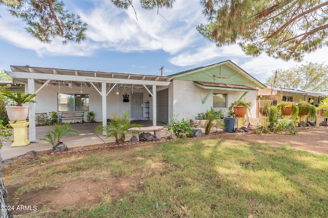 single story home featuring a front lawn