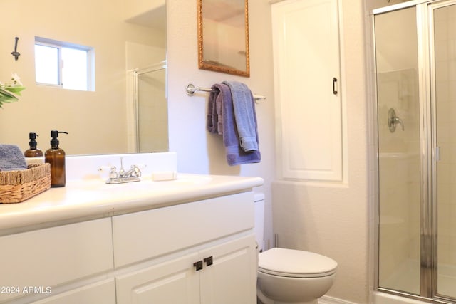 full bathroom with tiled shower, vanity, and toilet