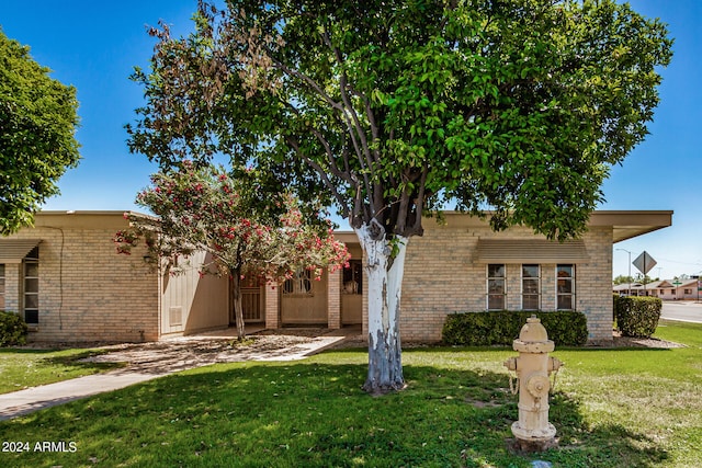 view of front of property featuring a front yard