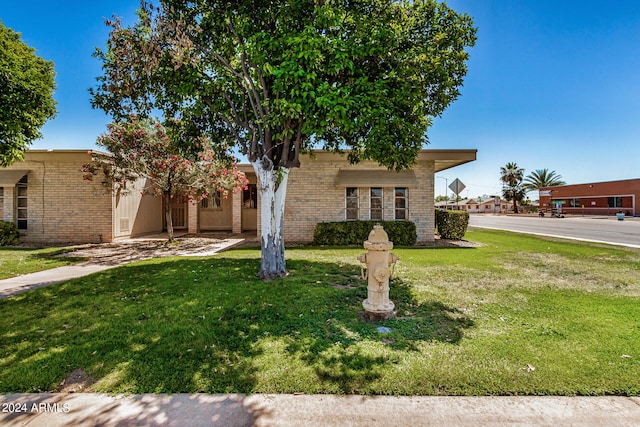 view of front of property featuring a front lawn