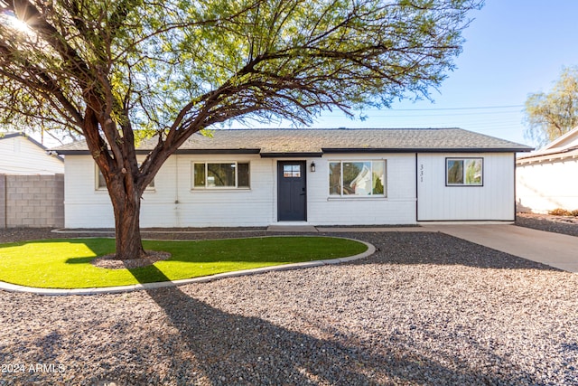 ranch-style house featuring a front yard