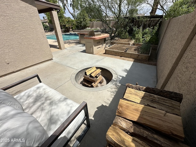 9476 E Laurel Ln, Scottsdale, AZ 85260 - fenced backyard featuring a patio area and a garden