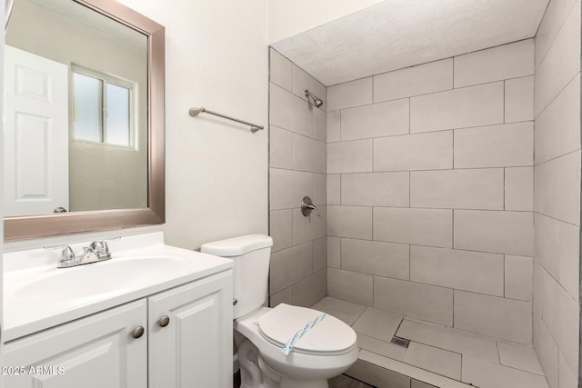 6139 N 31st Dr, Phoenix, AZ 85017 - bathroom featuring vanity, toilet, and tiled shower