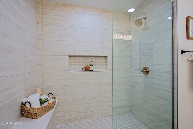 bathroom featuring a tile shower