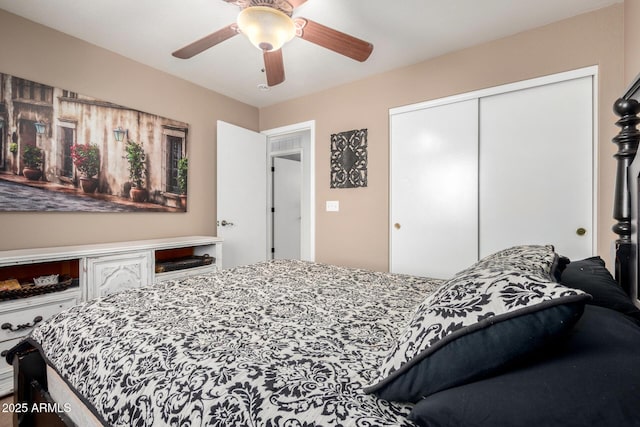 bedroom with a ceiling fan and a closet