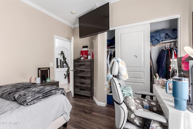 bedroom with crown molding, dark hardwood / wood-style flooring, and a closet