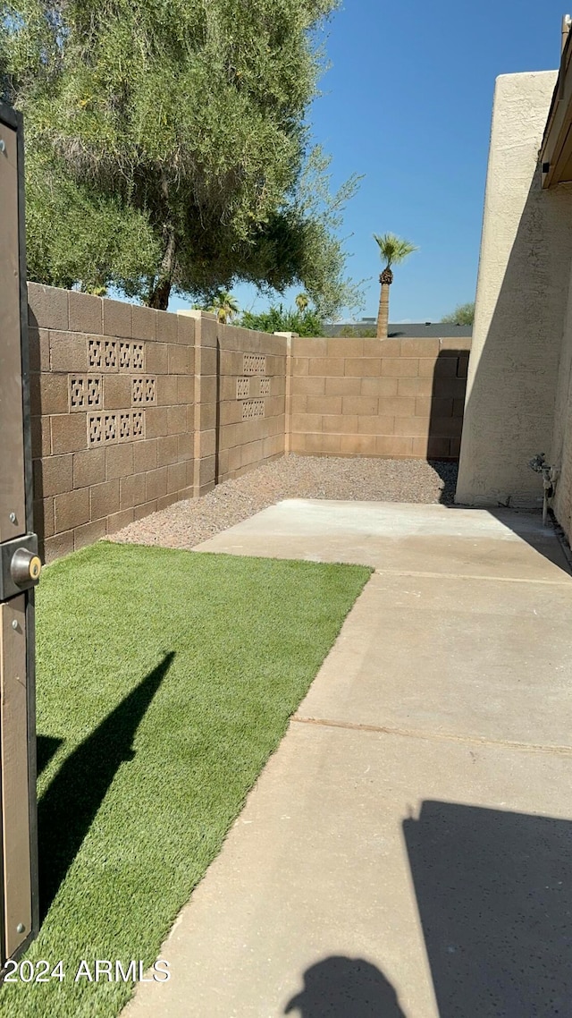 view of yard featuring a patio