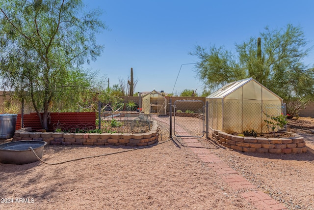 view of yard with an outdoor structure