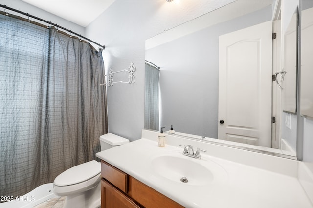 bathroom featuring a shower with shower curtain, vanity, and toilet