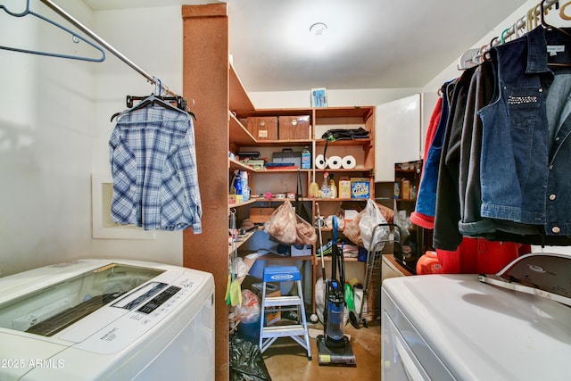 walk in closet featuring washing machine and clothes dryer