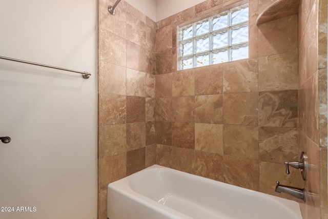 bathroom with tiled shower / bath